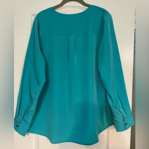 Denim and Co Solid woven wing collar button front blouse - Picture 2 of 5